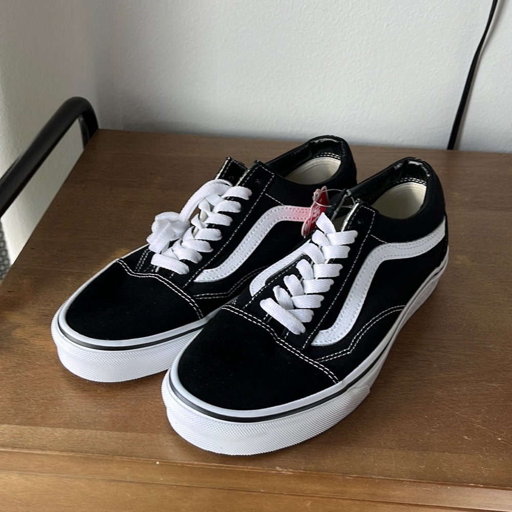 Super clean with box and tags Old Skool Vans ! Size Men  6.5 Women 8.0